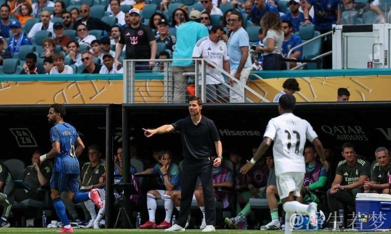 9000万球星成皇马冷板凳常客:3场仅出战23分钟,球迷调侃不断 9000万球星成皇马冷板凳常客:3场仅出战23分钟,球迷调侃不断