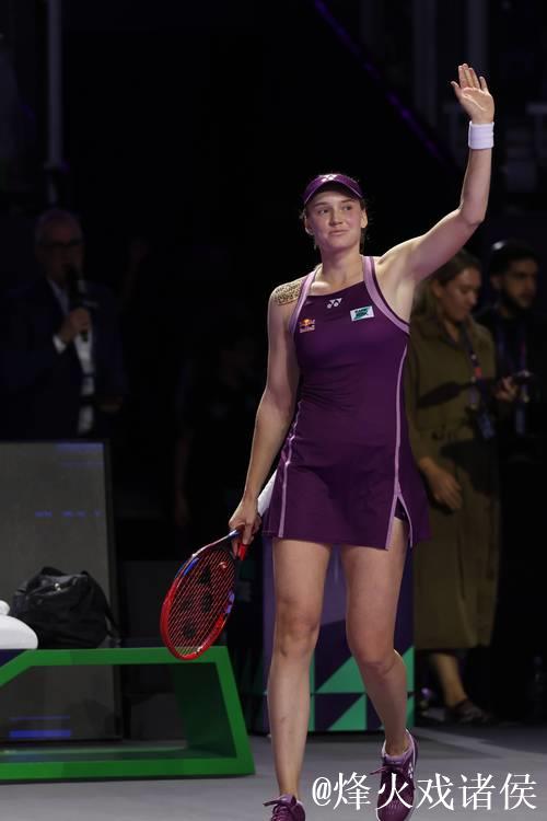 首次晋级年终总决赛冠军战！莱巴金娜2-1力克佩古拉