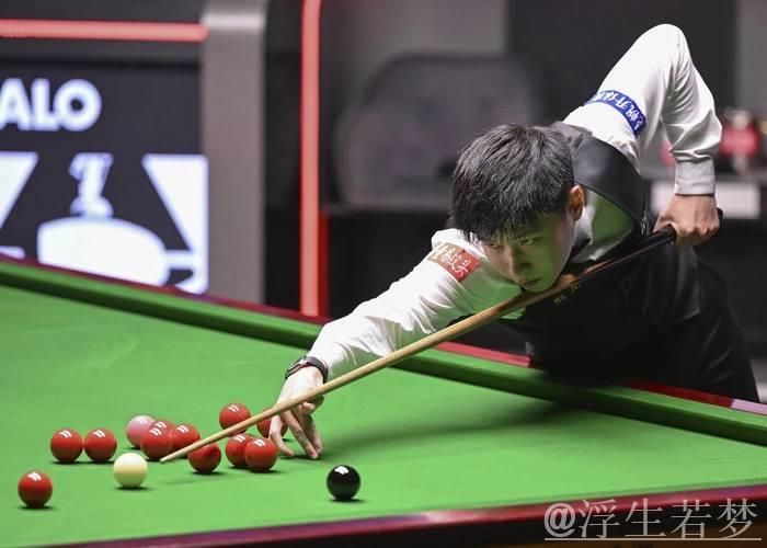 赵心童在斯诺克世锦赛半决赛首阶段与奥沙利文打成4比4平局。 赵心童在斯诺克世锦赛半决赛首阶段与奥沙利文打成4比4平局。